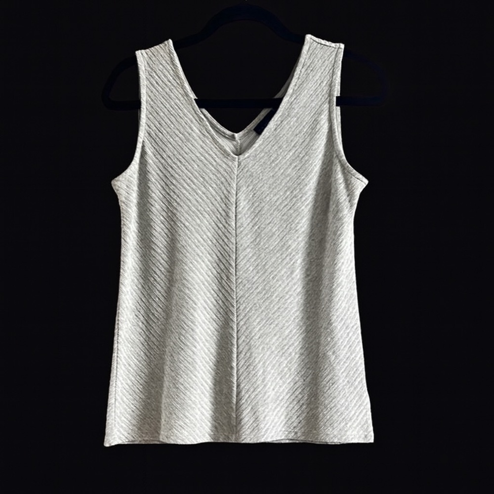Tahari Ivory Textured V-Neck Tank Top